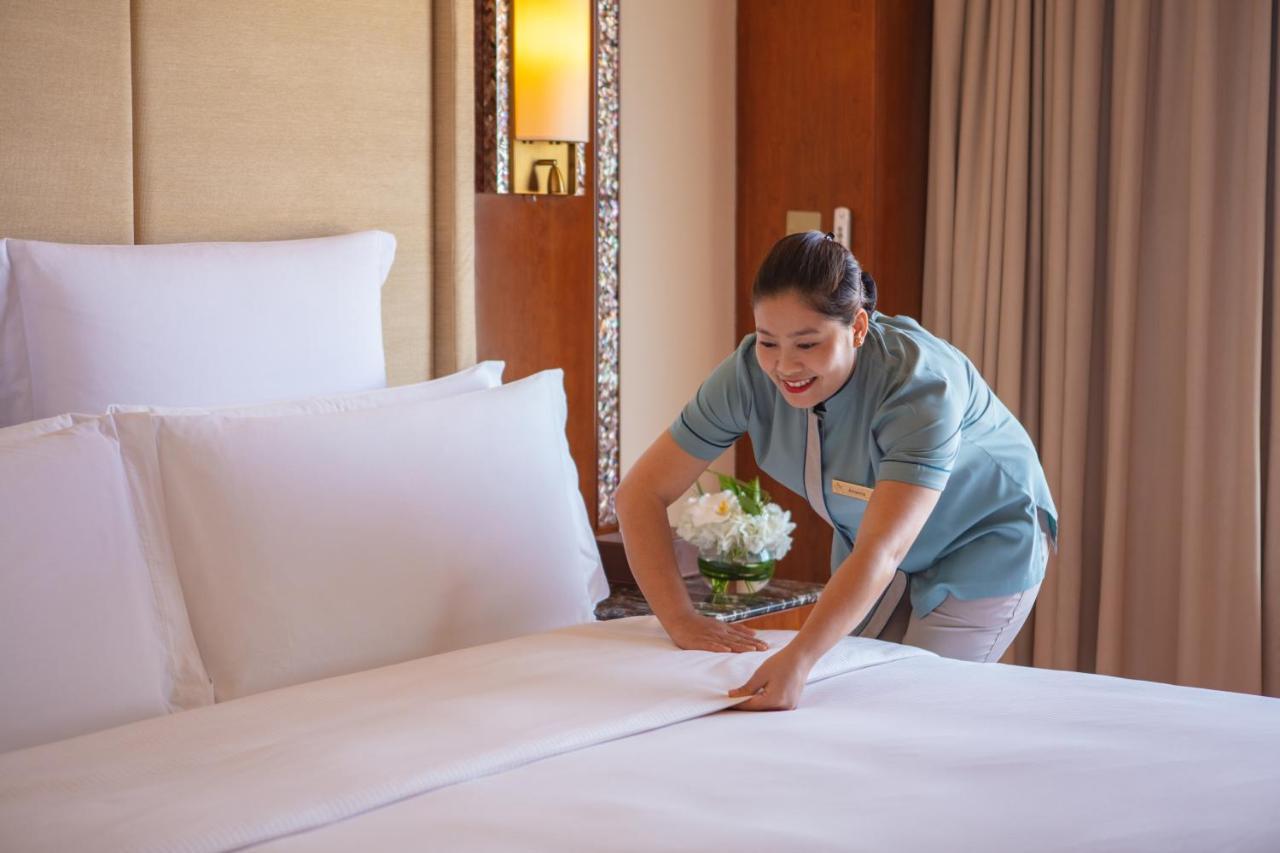 Jumeirah Messilah Beach Kuwait Kuwait City Exterior foto A chambermaid making a bed