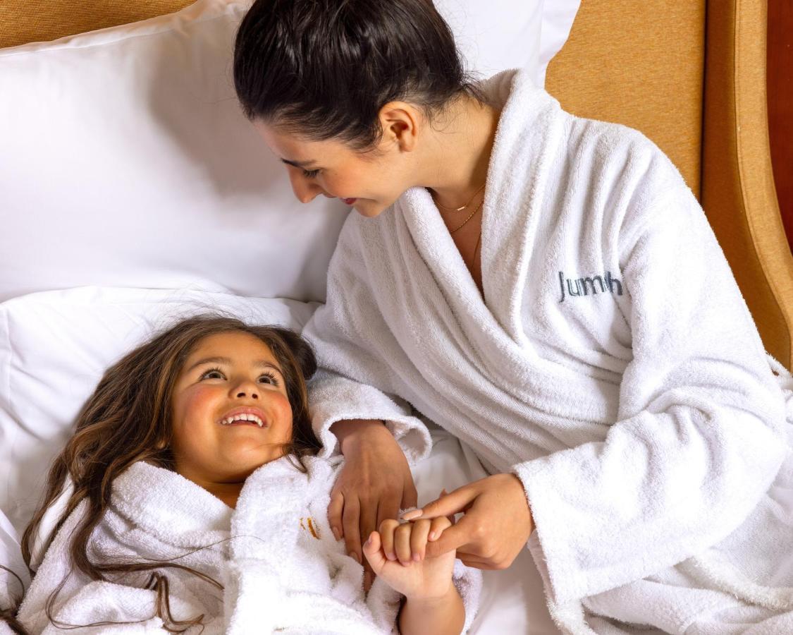 Jumeirah Messilah Beach Kuwait Kuwait City Exterior foto A mother and daughter wearing bathrobes