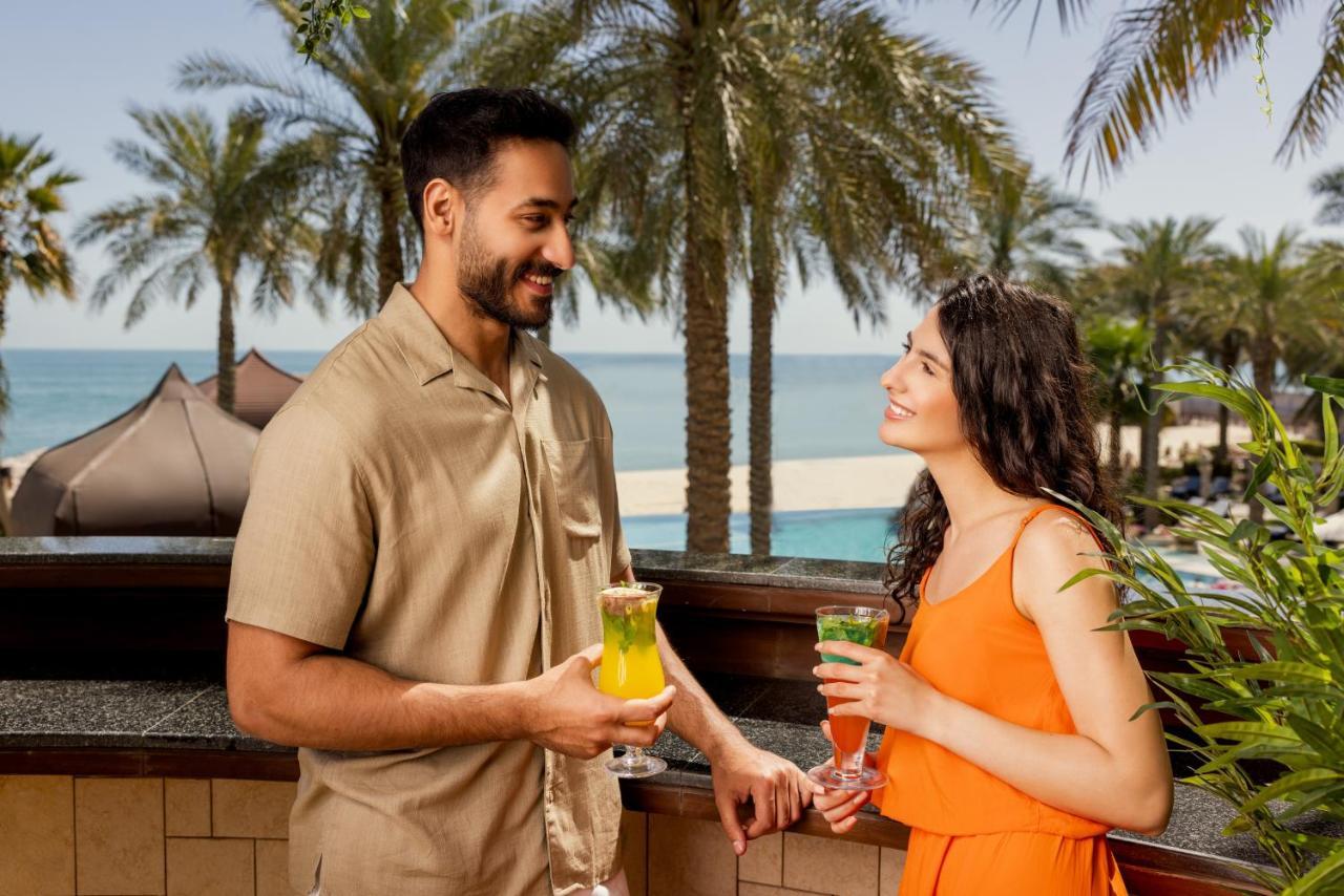 Jumeirah Messilah Beach Kuwait Kuwait City Exterior foto A couple at Jumeirah Beach Hotel