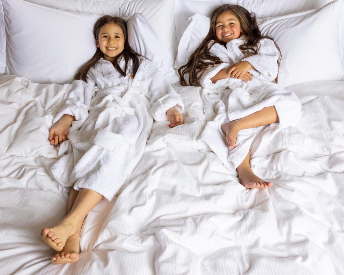 Jumeirah Messilah Beach Kuwait Kuwait City Exterior foto Two girls wearing bathrobes
