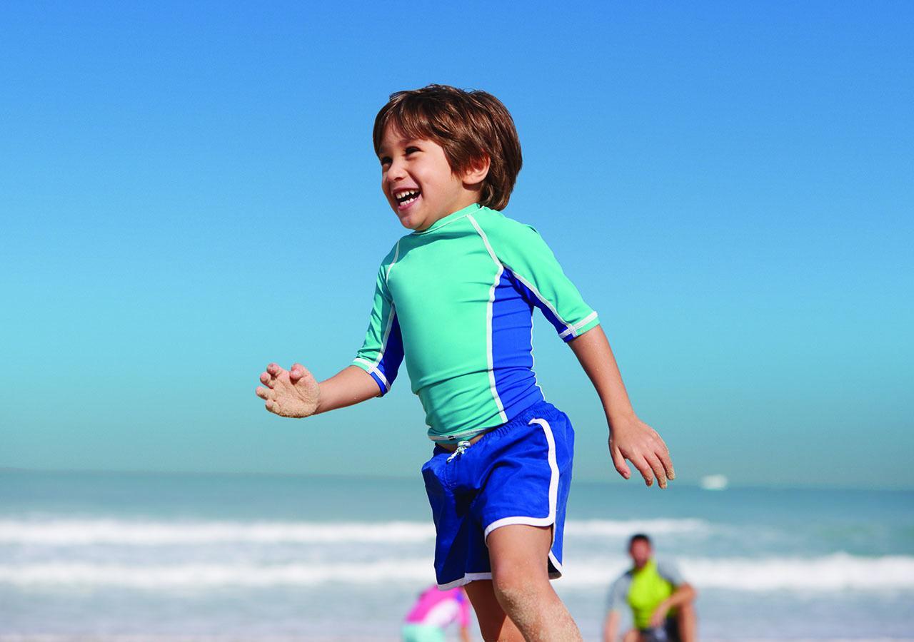 Jumeirah Messilah Beach Kuwait Kuwait City Exterior foto A child wearing a rash vest